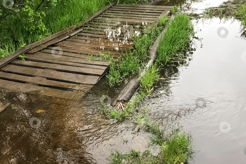 Скачать затопленный деревянный мост через ручей после сильного ливня фотосток Ozero