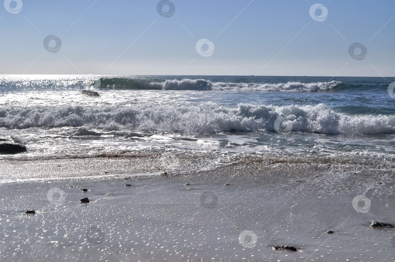Скачать пенящиеся морские волны накатывают на песчаный берег фотосток Ozero