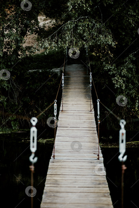 Скачать деревянный подвесной мост через реку фотосток Ozero