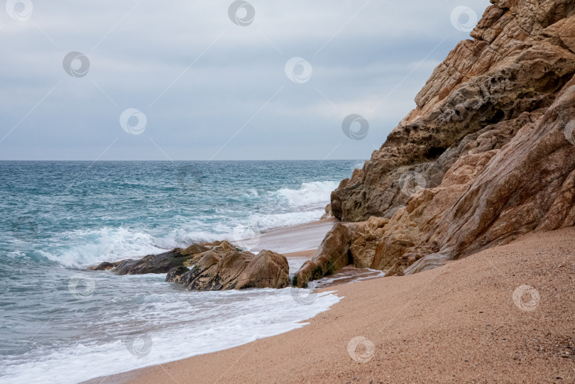 Скачать Скалистый морской берег в ветреный день фотосток Ozero