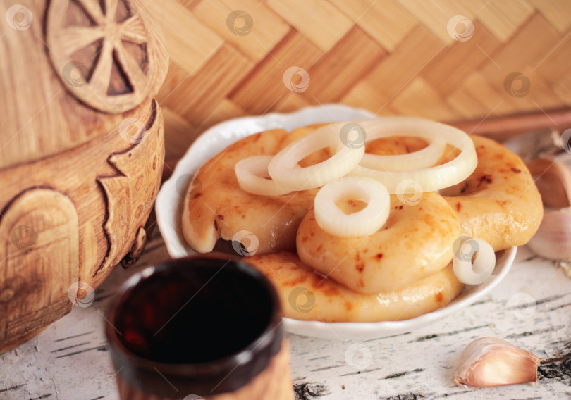 Скачать Аппетитные соленые грузди под кольцами белого репчатого лука фотосток Ozero