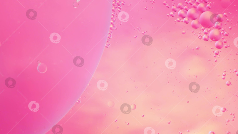 Скачать Абстрактный розовый красочный фон с маслом на поверхности воды. Капли масла в воде абстрактное психоделическое, абстрактное изображение. фотосток Ozero