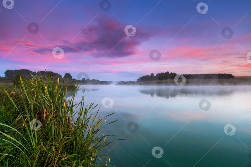 Скачать Рассветный пейзаж на озере. Раннее туманное утро с прекрасным небом и облаками. Цвета рассвета и тумана. фотосток Ozero