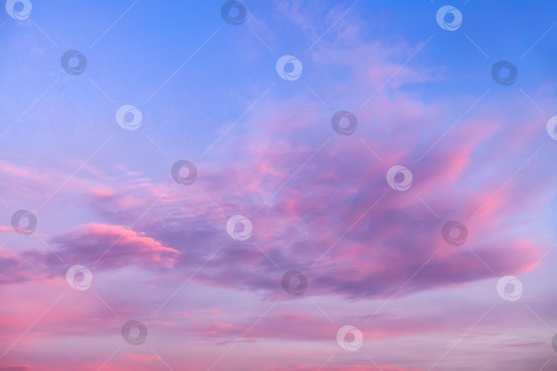Скачать Рассвет. Красивые облака в лучах утреннего солнца. фотосток Ozero