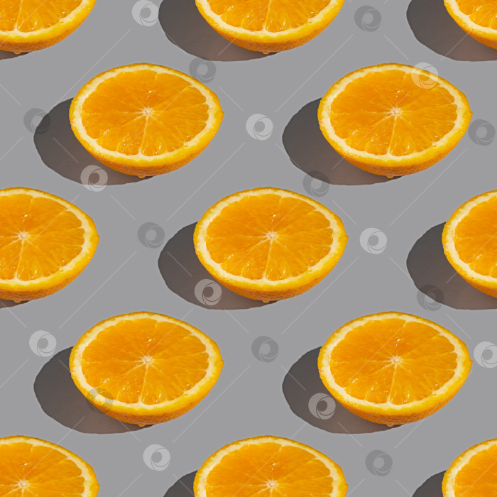 Скачать Бесшовный узор из ломтиков лимона или апельсина с тенью на сером фоне. Плоский макет фотосток Ozero