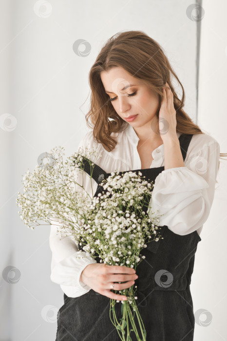 Скачать Красивая девушка в простой одежде с букетом цветов 4084. фотосток Ozero