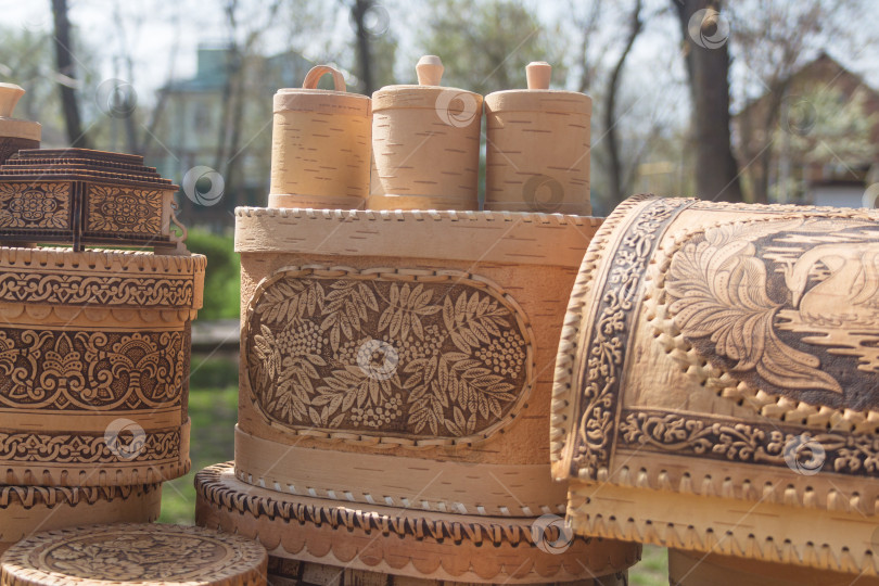 Скачать Изделия ручной работы из коры дерева стоят на уличном прилавке фотосток Ozero