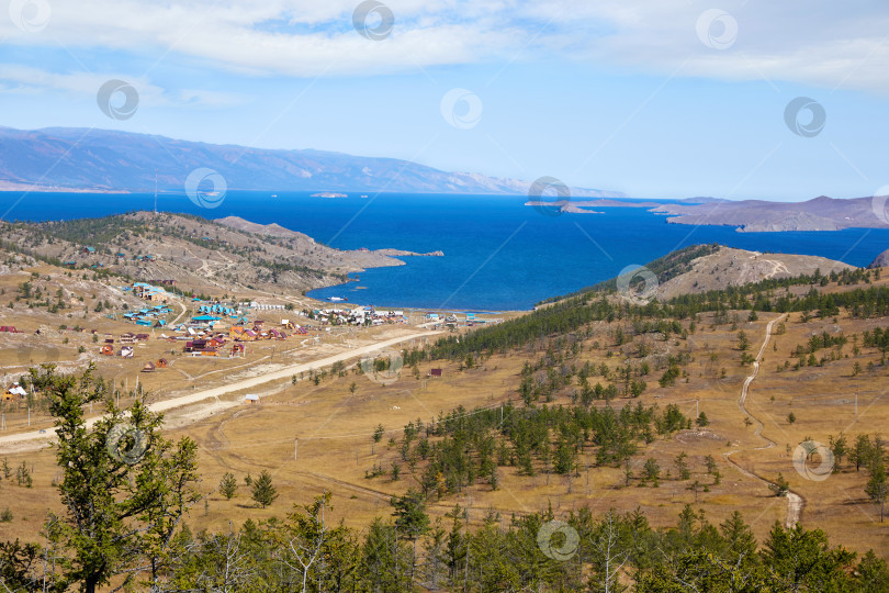 Скачать Озеро Байкал. Прекрасный вид на заливы Малого моря, Куркутский залив, на туристические базы и деревянные гостиничные домики. фотосток Ozero