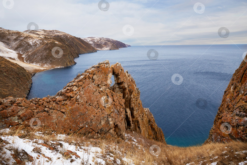 Скачать Озеро Байкал в начале зимы, пасмурным декабрьским днем. фотосток Ozero