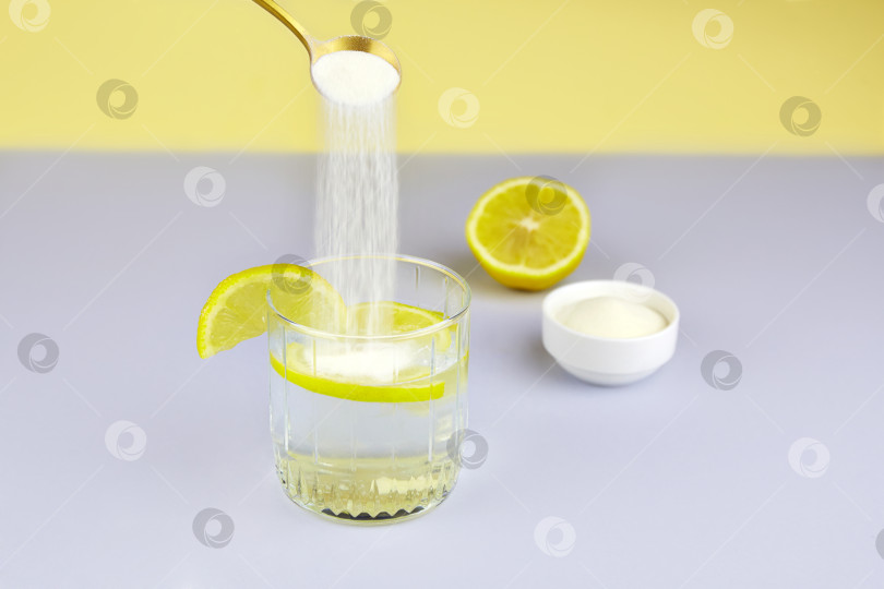 Скачать Протеиновый порошок с коллагеном и стакан воды с лимоном. Пищевая добавка для кожи и суставов. фотосток Ozero