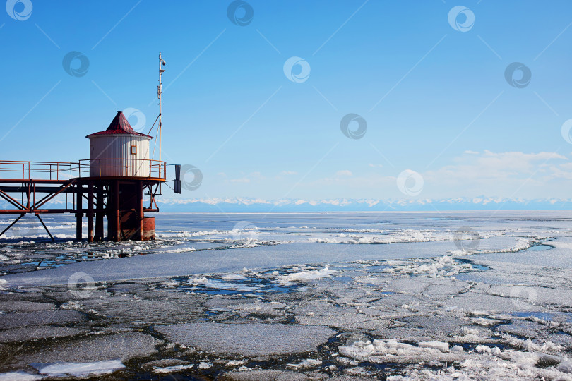 Скачать Озеро Байкал весной. Льдины и открытая вода. Деревня Листвянка фотосток Ozero