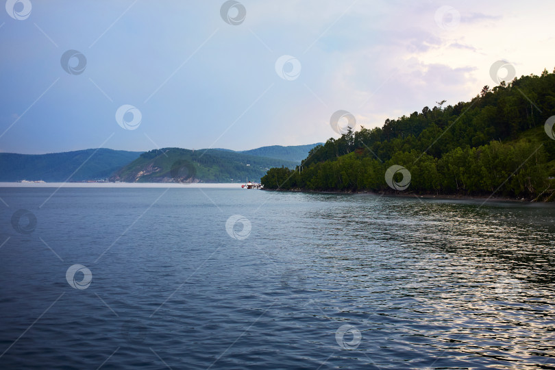 Скачать Закат солнца на озере Байкал летом. Деревня Листвянка фотосток Ozero