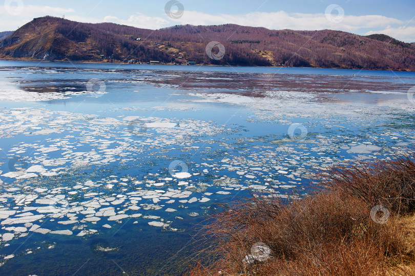 Скачать Место, где река Ангара вытекает из озера. фотосток Ozero