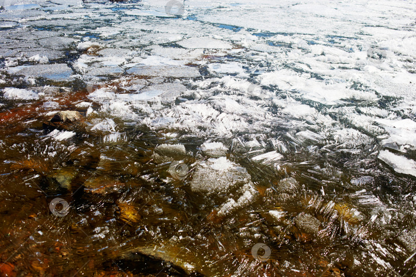 Скачать Плавающие льдины и прозрачная вода в озере. Озеро Байкал весной. фотосток Ozero