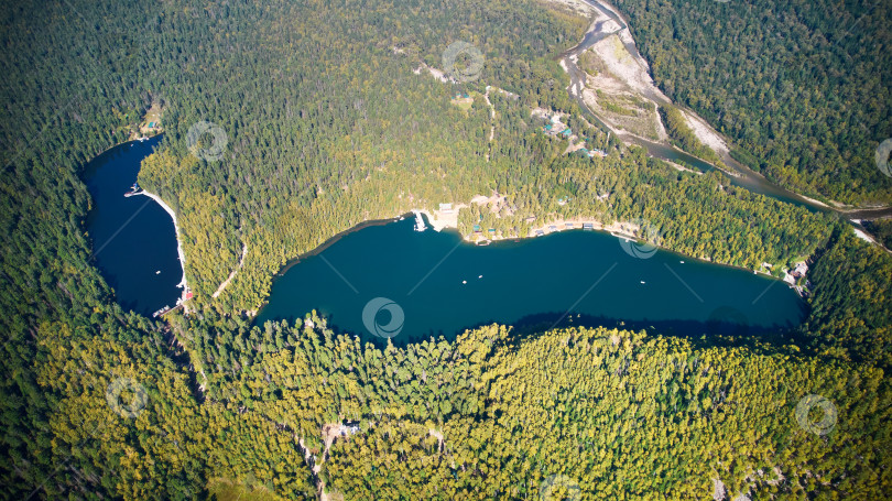 Скачать Озера, окруженные осенним лесом с воздуха фотосток Ozero