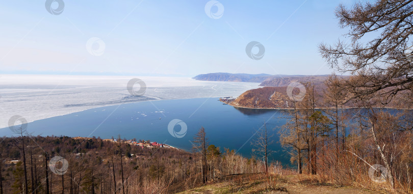 Скачать Популярный вид на исток реки Ангары в деревне Листвянка. фотосток Ozero