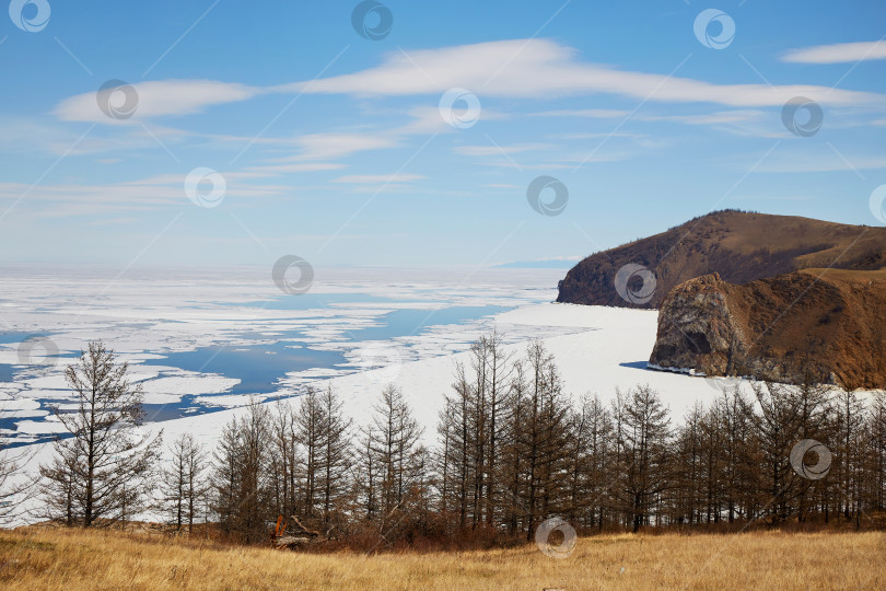 Скачать Север острова Ольхон весной. Прекрасный вид на горы фотосток Ozero