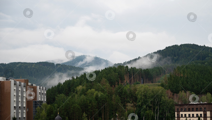 Скачать Живописный горный пейзаж, покрытый туманом. Красочный фон путешествия. фотосток Ozero