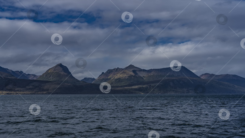 Скачать Живописный горный хребет Анд на фоне голубого неба и облаков. фотосток Ozero