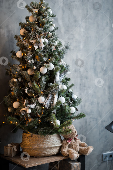 Скачать Рождественская елка, богато украшенная воздушными шарами и другими игрушками 4278. фотосток Ozero