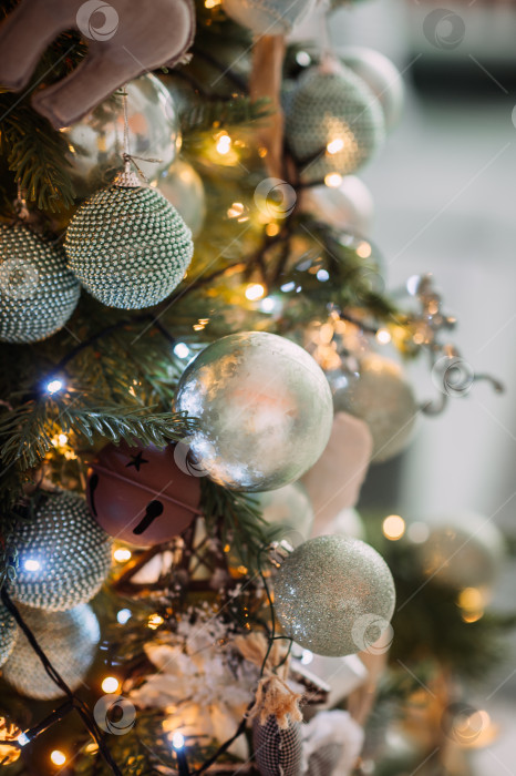 Скачать Колорадская ель, украшенная красочными праздничными украшениями, вероятно, к Рождеству 5471 года. фотосток Ozero