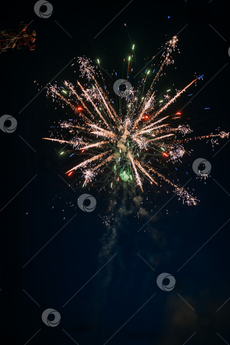 Скачать Красивая фотография фейерверка в виде одиночного разрыва 4451. фотосток Ozero