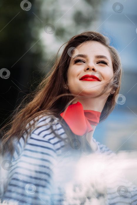 Скачать Красивый портрет женщины с ярко-красной помадой и шарфом на шее фотосток Ozero