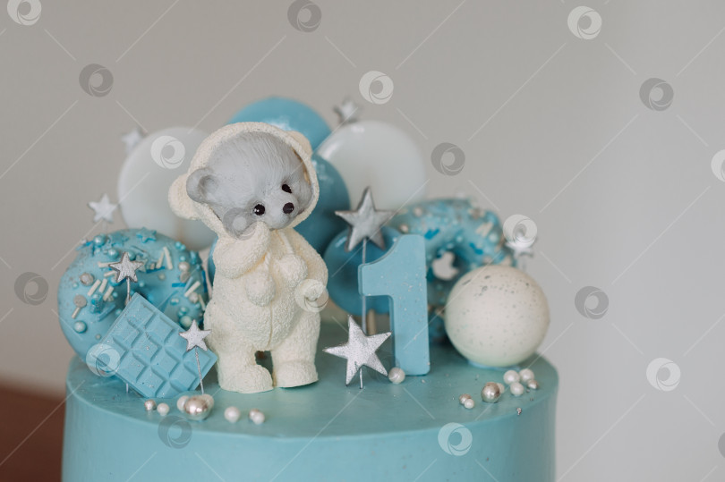 Скачать Красиво оформленный торт на первый день рождения 4237. фотосток Ozero