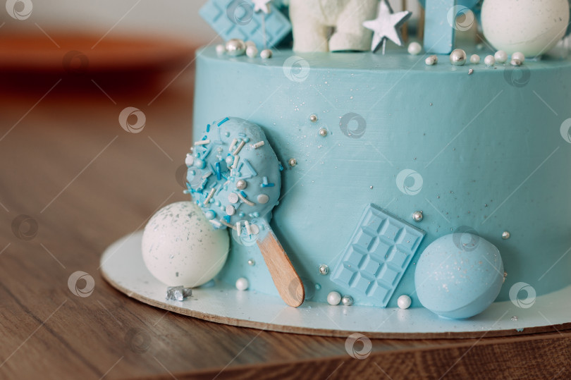 Скачать Красиво оформленный торт на первый день рождения 4238. фотосток Ozero