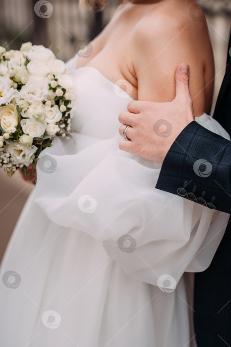 Скачать Букет с бежевыми розами в руках невесты 4412. фотосток Ozero