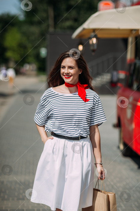 Скачать Яркая русская красавица во время летнего похода по магазинам 4201. фотосток Ozero