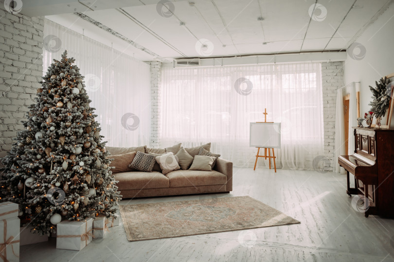 Скачать Уютная гостиная, украшенная рождественской елкой и различными украшениями. 5448 фотосток Ozero