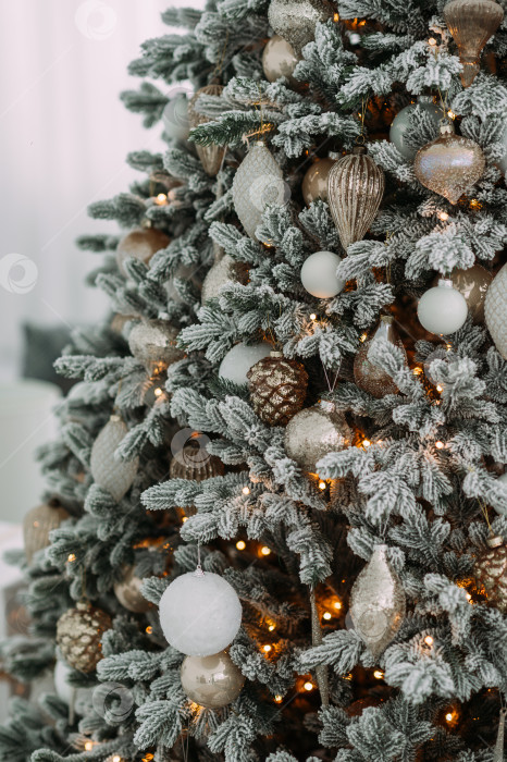 Скачать Украшенная рождественская елка, украшенная гирляндами и орнаментами. 5476 фотосток Ozero