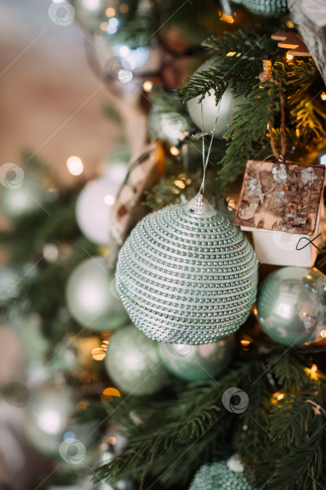 Скачать Украшенная рождественская елка с украшениями 5464. фотосток Ozero