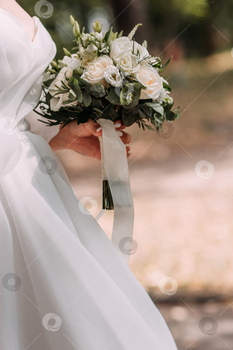Скачать Нежный букет в руках невесты 4328. фотосток Ozero