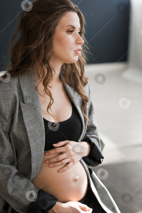 Скачать Фотография красивой беременной женщины с голым животом 4128. фотосток Ozero