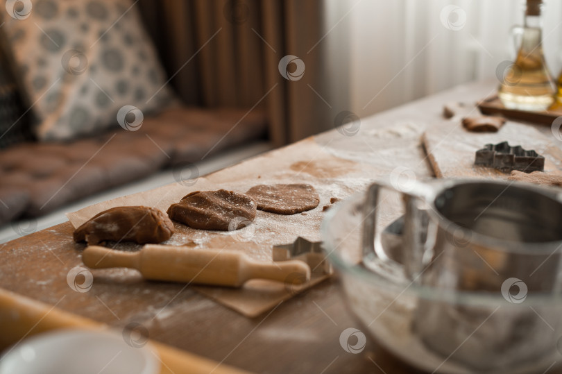 Скачать Кухонный стол с принадлежностями для приготовления пирогов 4311. фотосток Ozero