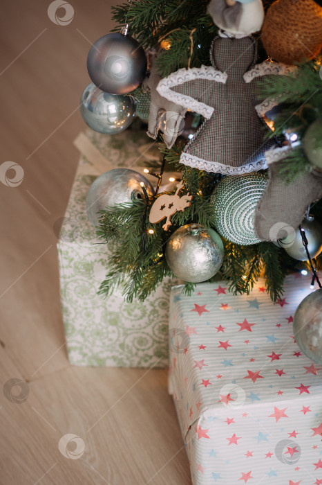 Скачать Большая фотография украшенной рождественской елки 4473. фотосток Ozero