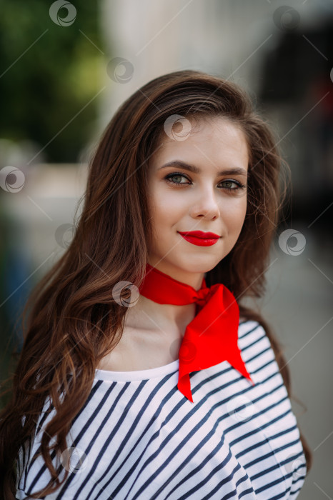 Скачать Большой портрет девушки с ярко-красной помадой 4215. фотосток Ozero