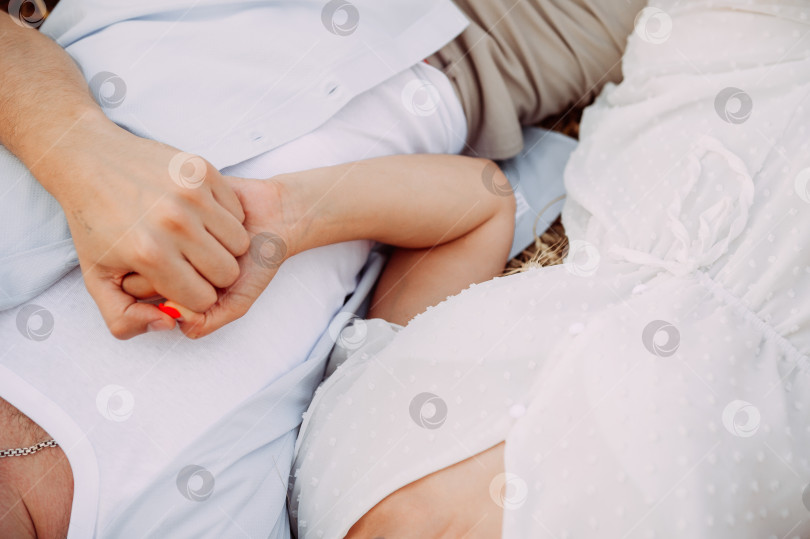 Скачать Мужчина и женщина держат друг друга за руки 4242. фотосток Ozero