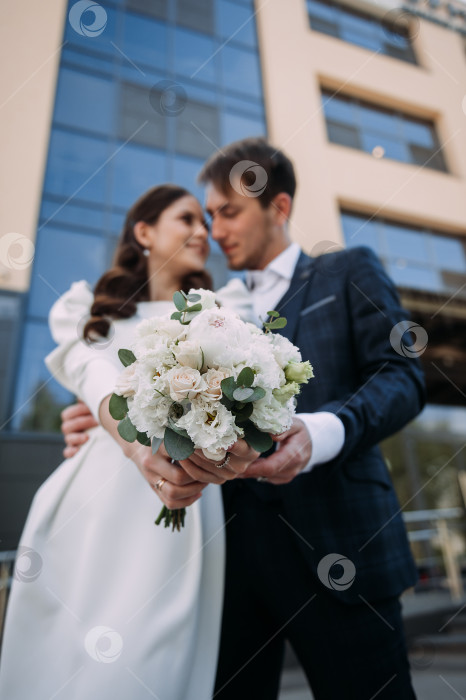 Скачать Мужчина и женщина с цветами в руках, возможно, на свадебной церемонии 5029. фотосток Ozero