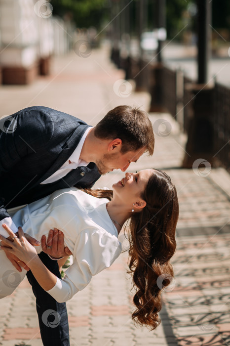 Скачать Мужчина и женщина целуются на улице, на тротуаре. 5131 фотосток Ozero