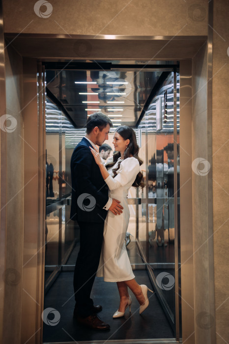 Скачать Мужчина и женщина, одетые в свадебные наряды, стоят на улице и улыбаются 5015. фотосток Ozero