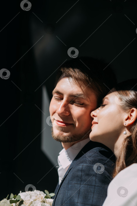 Скачать Мужчина и женщина целуются. Они на улице, и женщина держит цветок 5033. фотосток Ozero