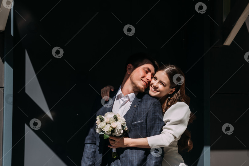 Скачать Мужчина и женщина целуются. Они на улице, и женщина держит цветок 5036. фотосток Ozero