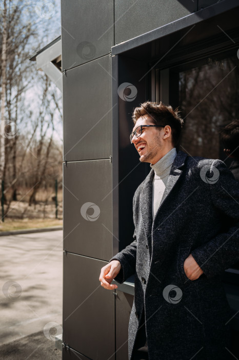 Скачать Мужчина в очках, стоящий на улице. 4742 фотосток Ozero