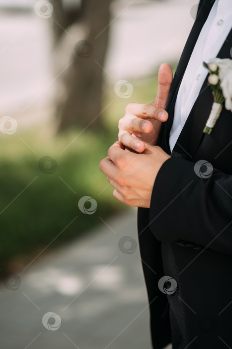 Скачать Человек, держащий цветок, возможно, на свадьбе или официальном мероприятии. 5338 фотосток Ozero
