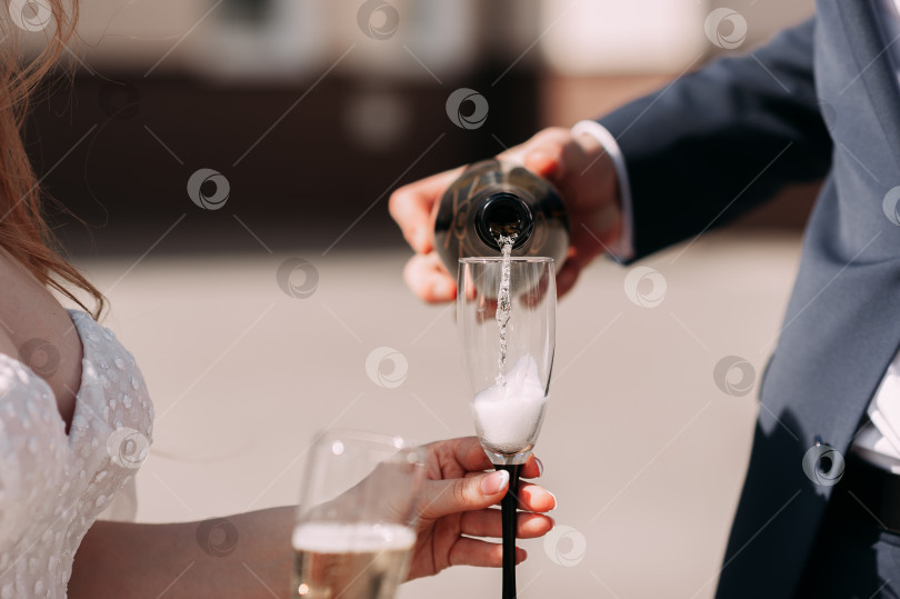 Скачать Человек, наливающий бокал вина 5400. фотосток Ozero
