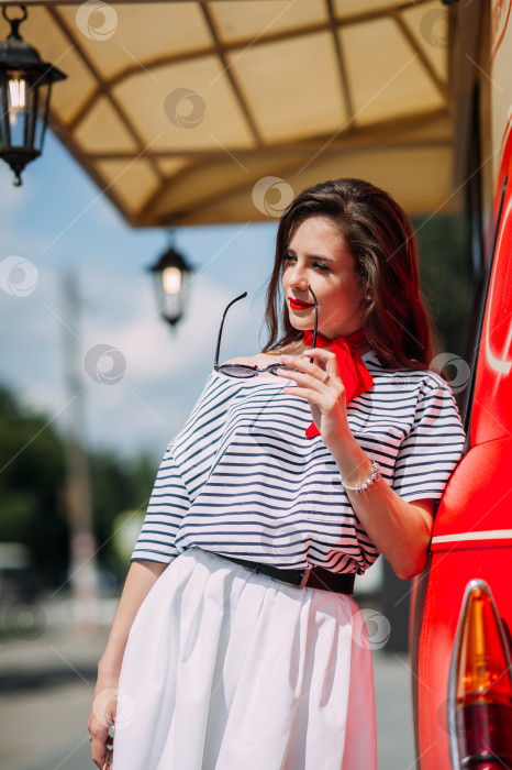 Скачать Портрет воздушной красавицы на летней прогулке в красном автомобиле 4194. фотосток Ozero