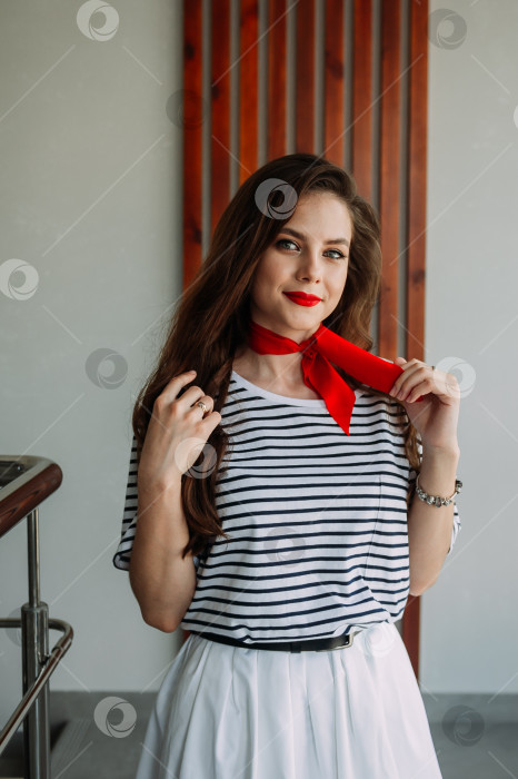Скачать Фотосессия взрослой девочки в пионерском галстуке 4168. фотосток Ozero